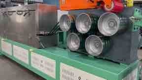 चीन पैकिंग पीपी पीईटी स्ट्रैप बेल्ट उत्पादन लाइन पीईटी बैंड एक्सट्रूडर स्ट्रैप मशीन प्लास्टिक एक्सट्रूज़न विनिर्माण संयंत्र उपकरण