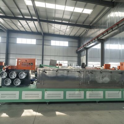 पीईटी स्ट्रैप बनाने की मशीन जिसमें पूर्व सुखाने से लेकर कर्षण खिंचाव और एम्बोसिंग चरणों के साथ वाइंडिंग तक पूरी उत्पादन लाइन है